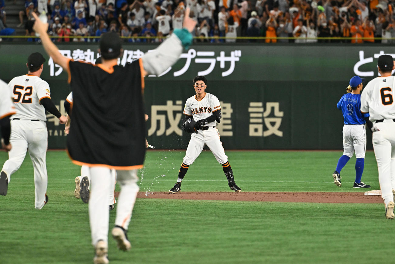 巨人対DeNA 9回裏巨人2死二塁、サヨナラ二塁打を放ち喜ぶ若林（中央）（撮影・滝沢徹郎）