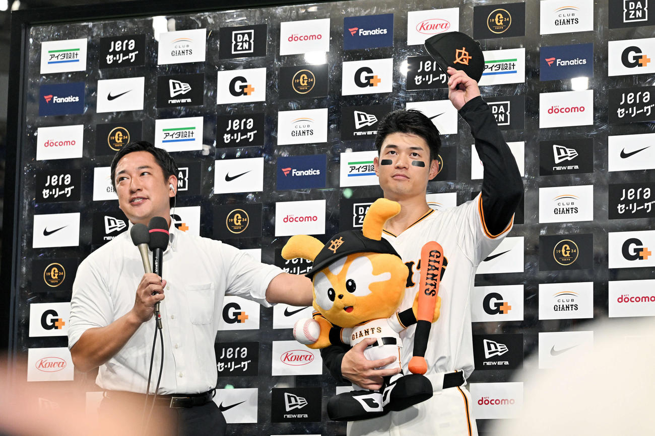 巨人対DeNA　ヒーローインタビューを終えファンの声援に応じる巨人若林（撮影・滝沢徹郎）