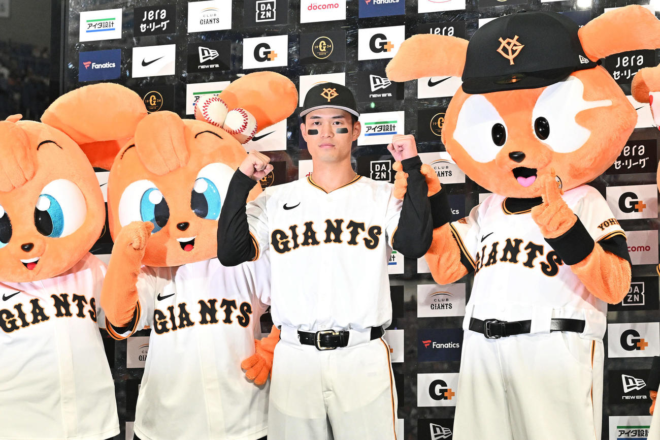 巨人対DeNA　ヒーローインタビューを終えポーズを決める巨人若林（撮影・滝沢徹郎）
