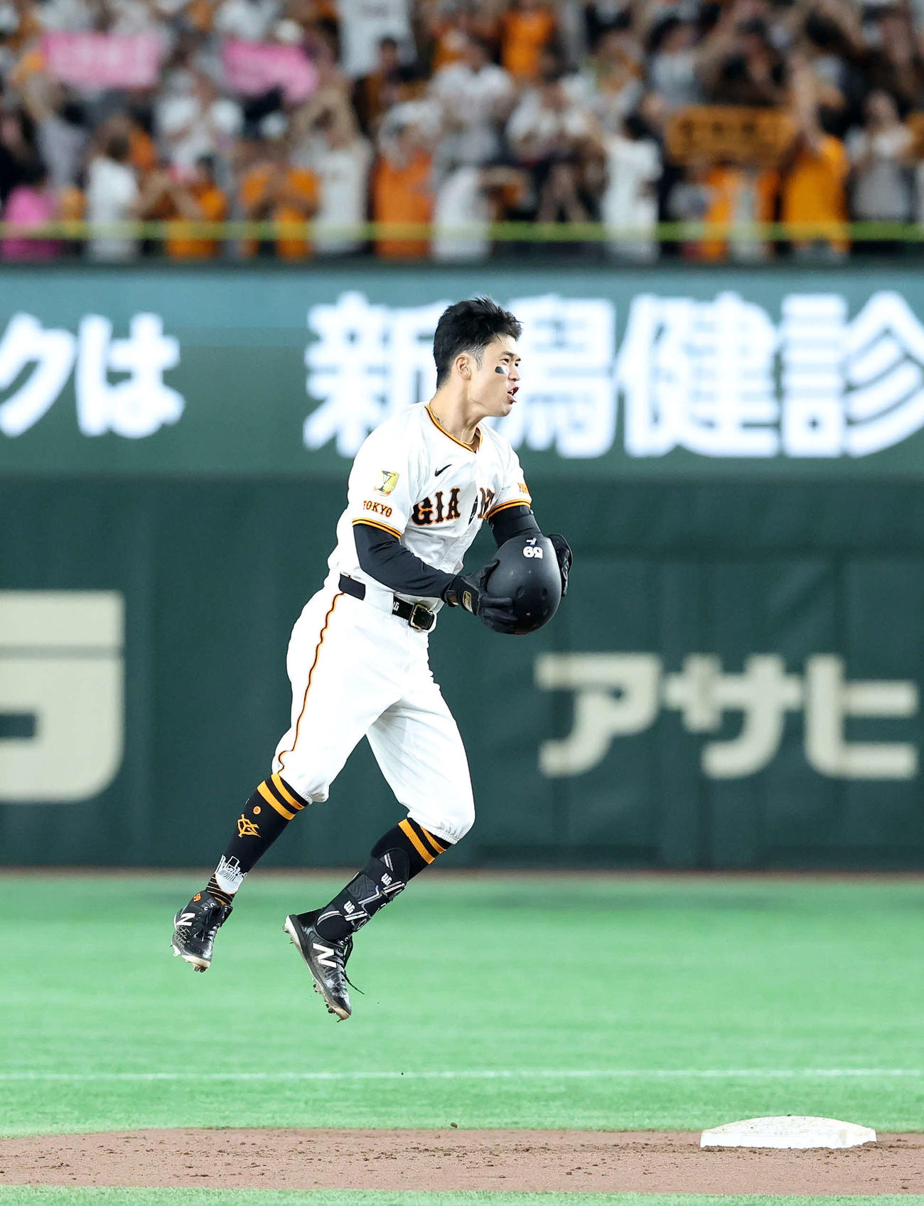 巨人対DeNA 9回裏巨人2死二塁、若林（中央）はサヨナラ中越え適時二塁打を放ちジャンプして喜ぶ（撮影・鈴木正人）