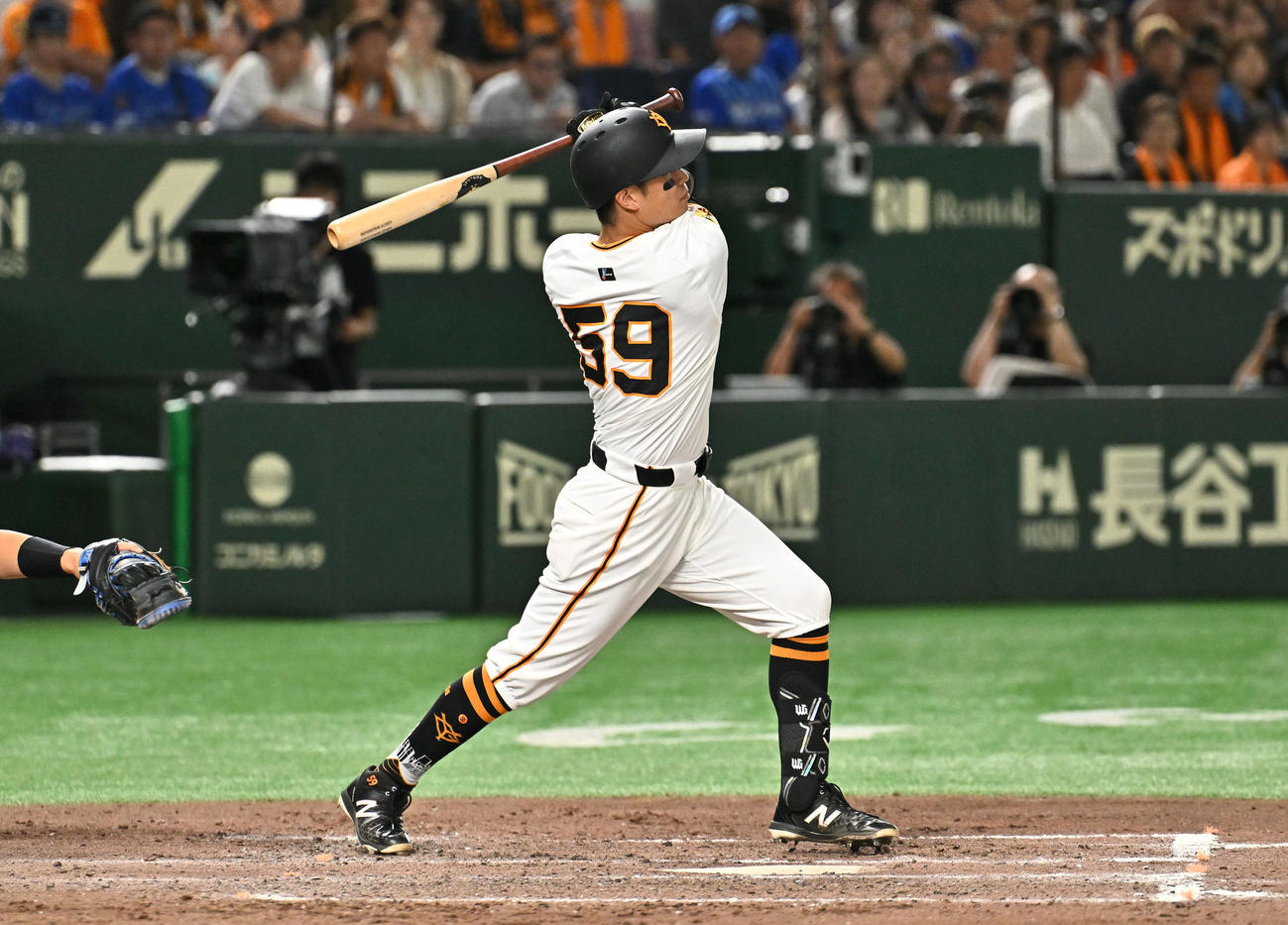 巨人対DeNA 9回裏巨人2死二塁、若林はサヨナラ二塁打を放つ（撮影・滝沢徹郎）