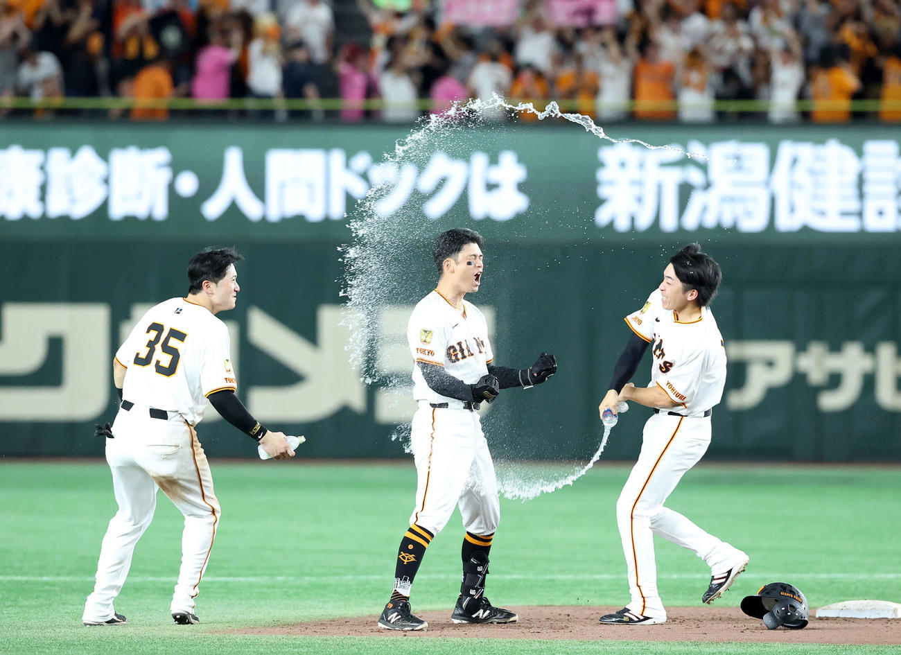 巨人対DeNA 9回裏巨人2死二塁、若林（中央）はサヨナラ中越え適時二塁打を放ち祝福を受ける（撮影・鈴木正人）