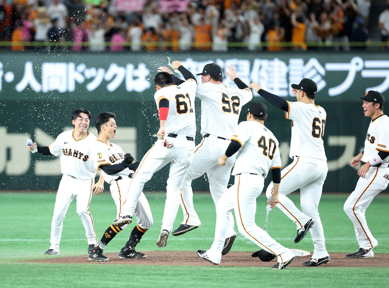 巨人対DeNA 9回裏巨人2死二塁、若林（左から2人目）はサヨナラ中越え適時二塁打を放ち祝福を受ける（撮影・鈴木正人）