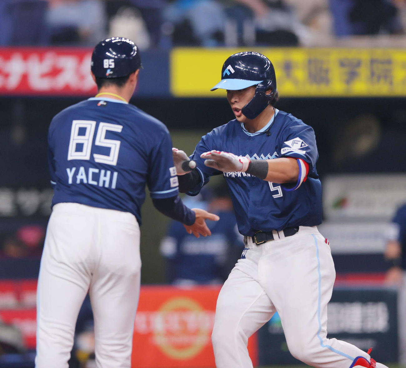 オリックス対日本ハム　4回表日本ハム無死、野村（右）は左越え本塁打を放ち生還する（撮影・上山淳一）