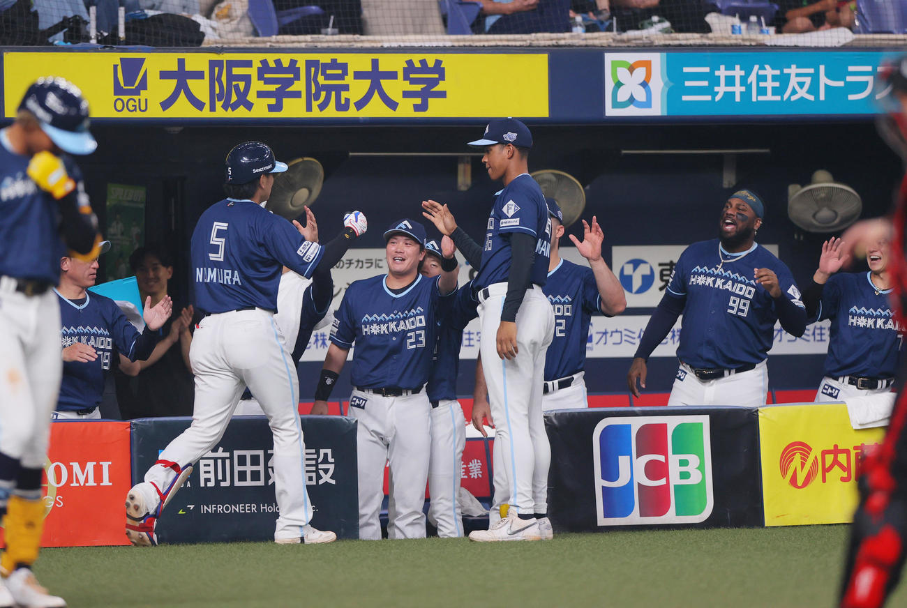オリックス対日本ハム　4回表日本ハム無死、野村（手前左）は左越え本塁打を放ちナインの祝福を受ける（撮影・上山淳一）