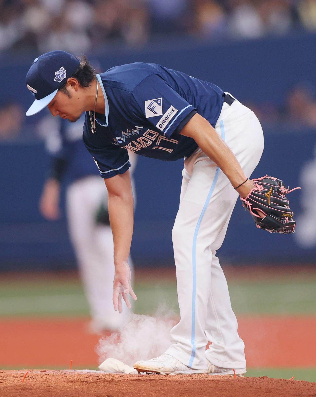 オリックス対日本ハム　3回裏、マウンドのロジンをつける日本ハム伊藤（撮影・上山淳一）