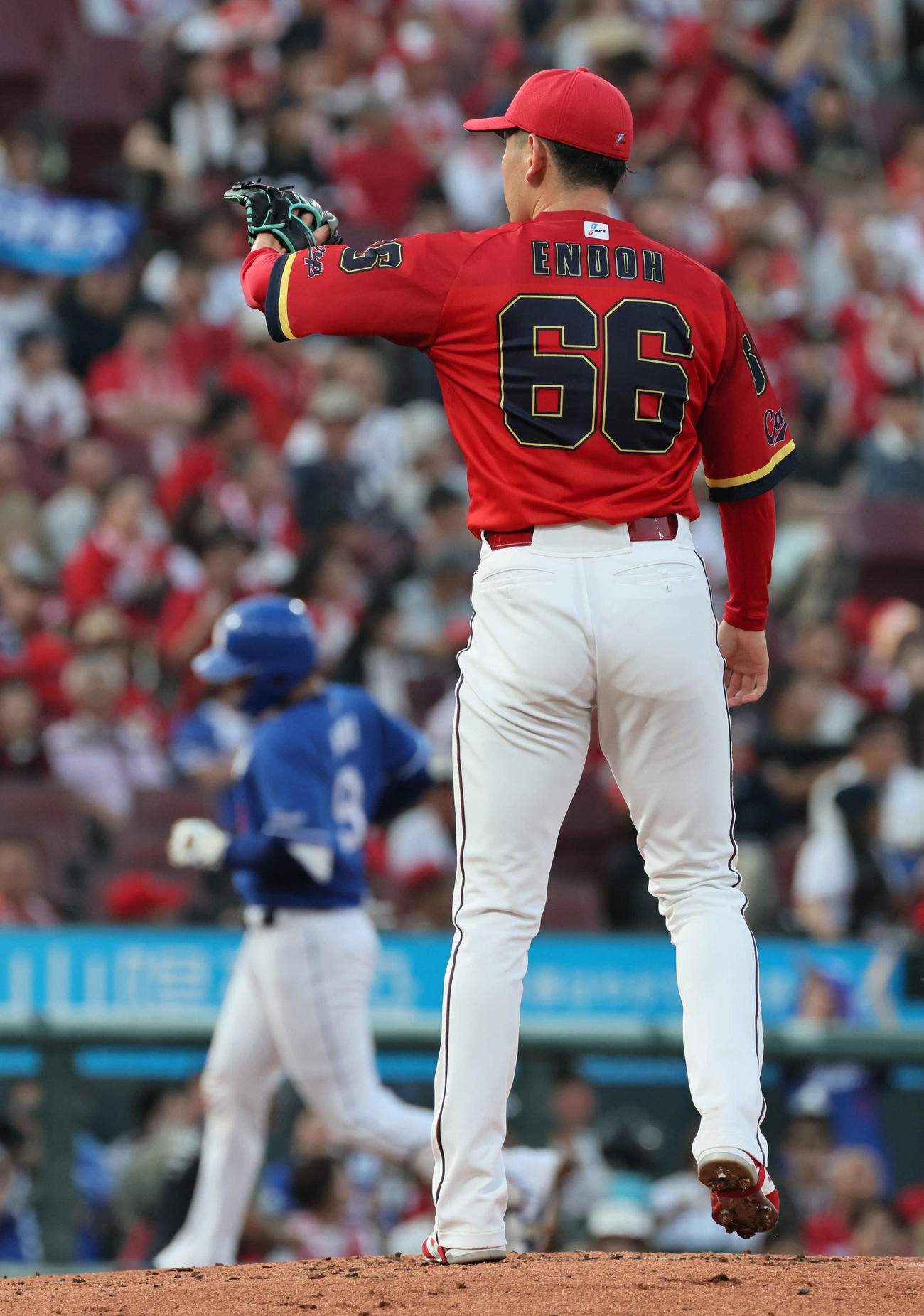 広島対中日　3回表中日無死、石伊に左越え同点本塁打を浴びた遠藤（撮影・加藤孝規）