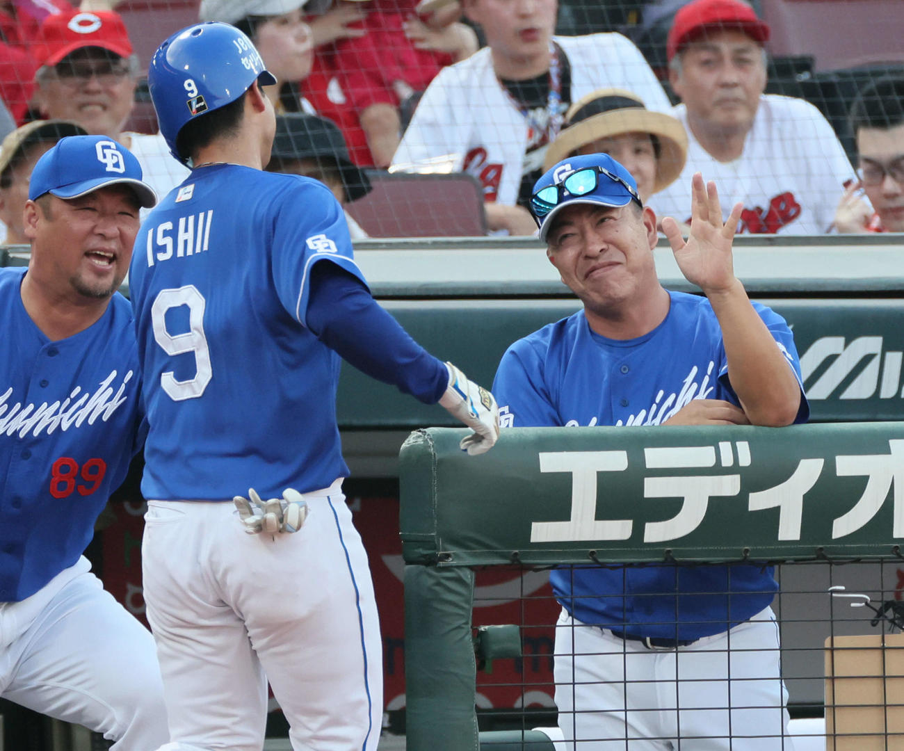 広島対中日　3回表中日無死、左越え同点本塁打を放った石伊を迎える井上監督（右）（撮影・加藤孝規）