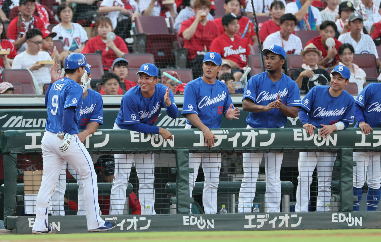 広島対中日　3回表中日無死、左越え同点本塁打を放った石伊を迎えるチームメート（撮影・加藤孝規）