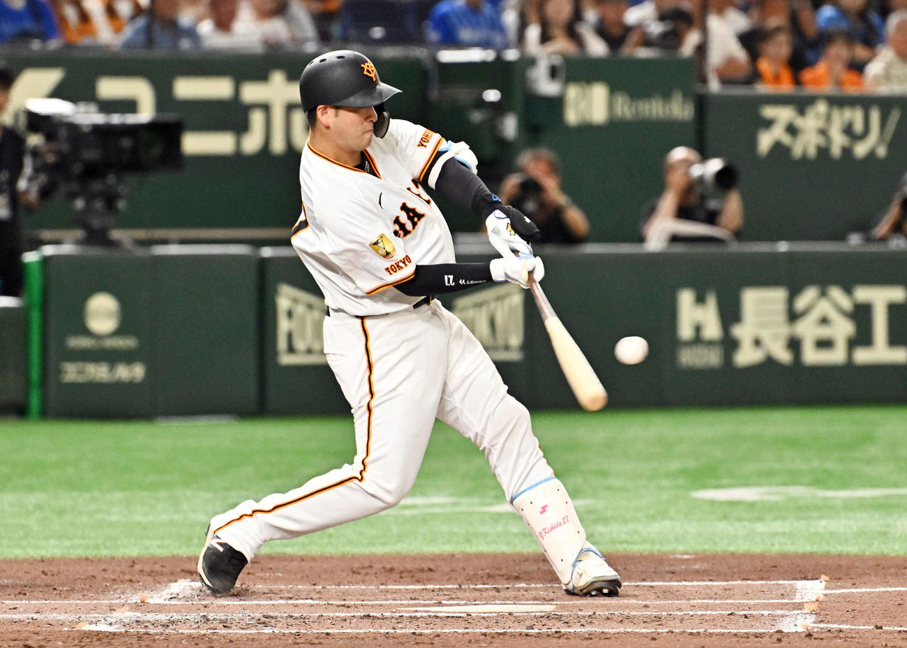 巨人対DeNA 2回裏巨人1死、岸田は左越えソロ本塁打を放つ（撮影・滝沢徹郎）