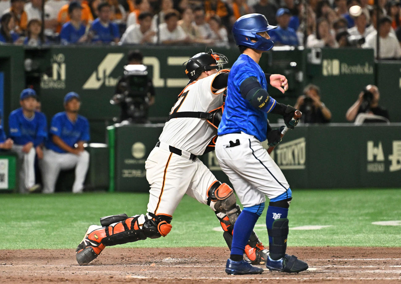 巨人対DeNA 9回表DeNA2死一塁、二塁へ好送球し代走石上の二塁盗塁を阻止する岸田（左）。打者関根（撮影・滝沢徹郎）