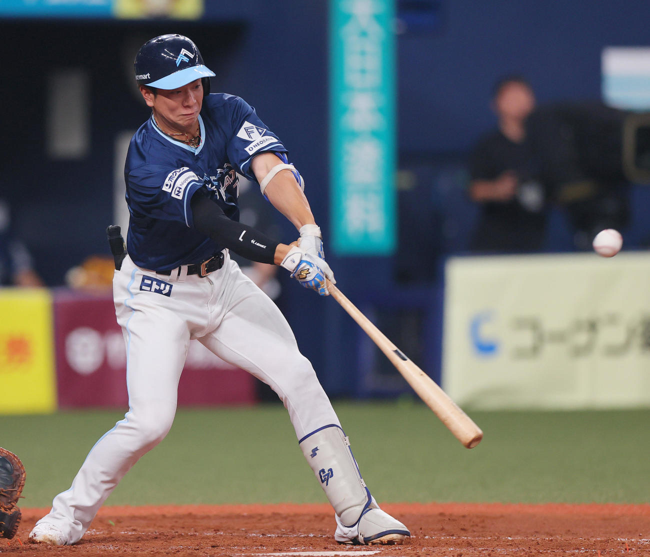 オリックス対日本ハム　4回表日本ハム1死一、三塁、松本は右前適時打を放つ（撮影・上山淳一）
