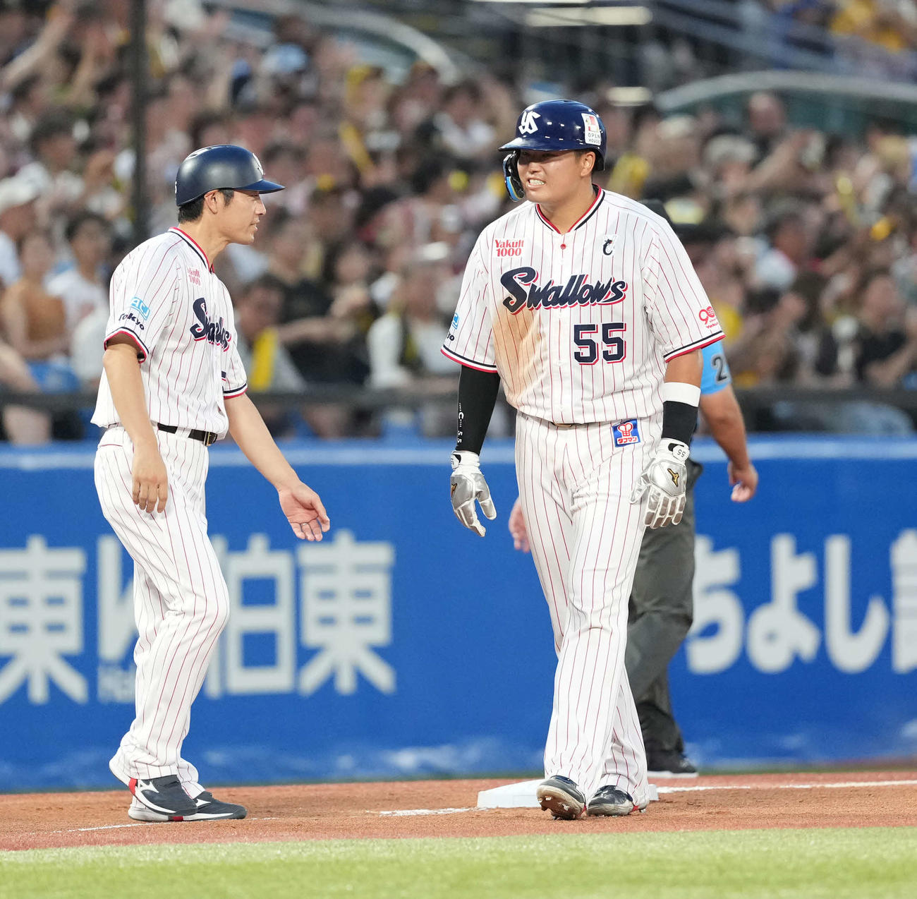 ヤクルト対阪神　2回裏ヤクルト1死一、二塁、中野の好返球でアウトとなる村上（撮影・井上学）