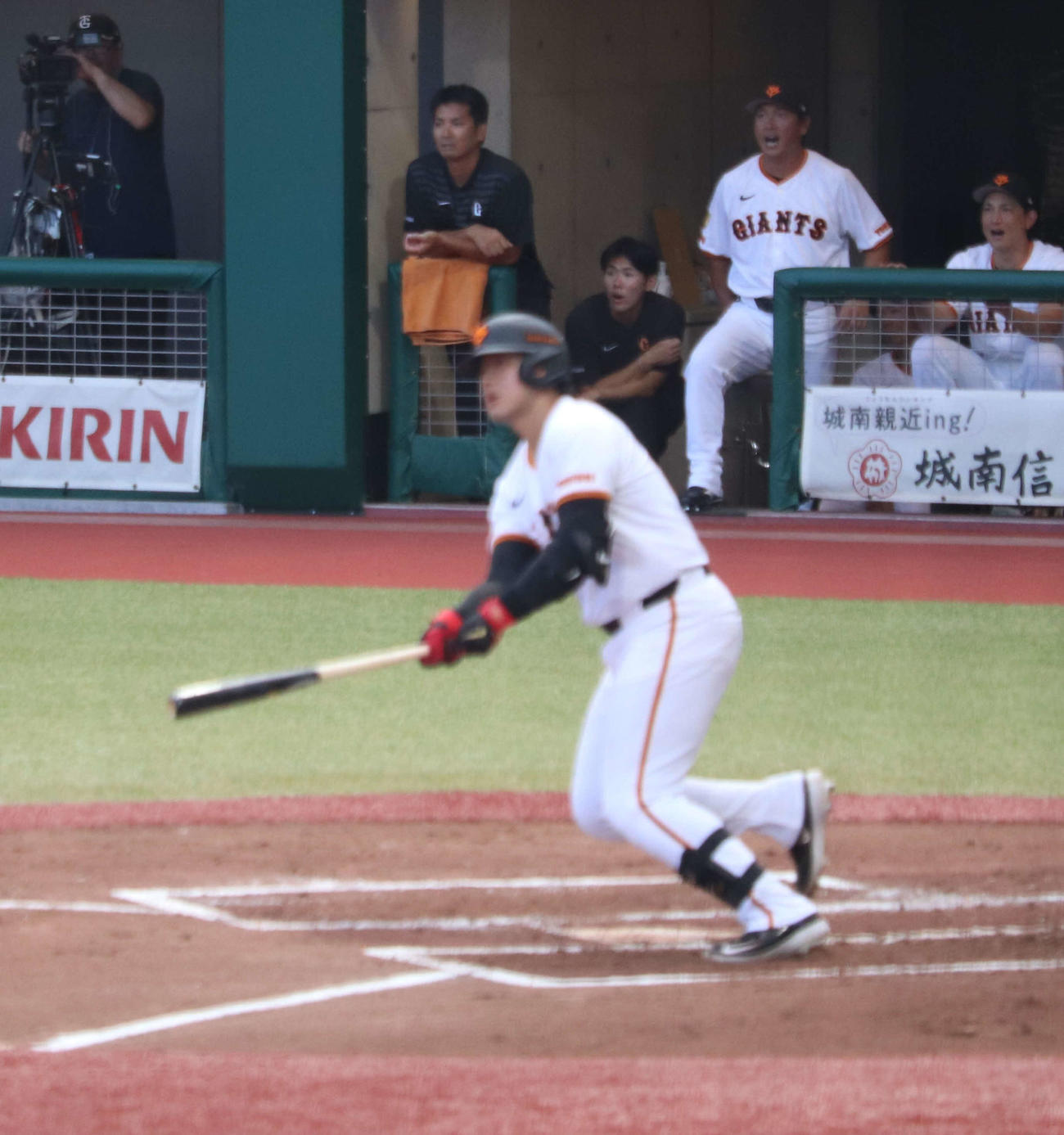 ロッテ2軍戦で第1打席に先制の適時二塁打を放つ巨人岡本