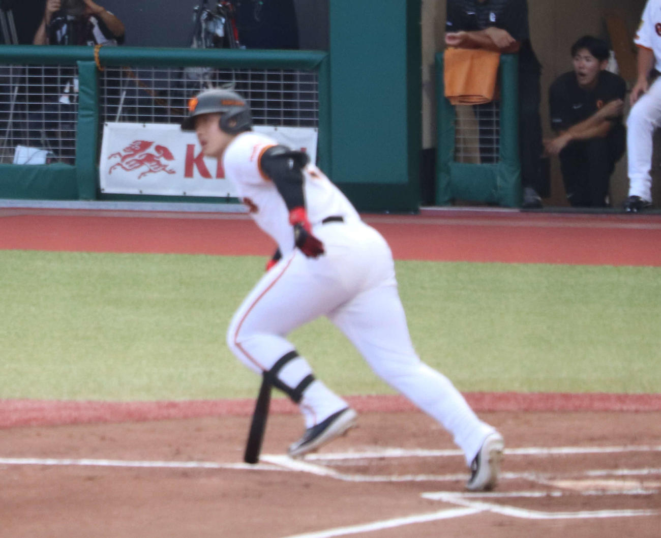 ロッテ2軍戦で第1打席に先制の適時二塁打を放つ巨人岡本