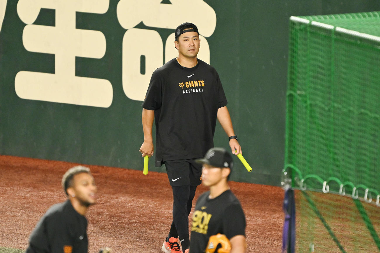 巨人対DeNA 1軍に合流し試合前練習で調整する巨人田中将（後方）（撮影・滝沢徹郎）