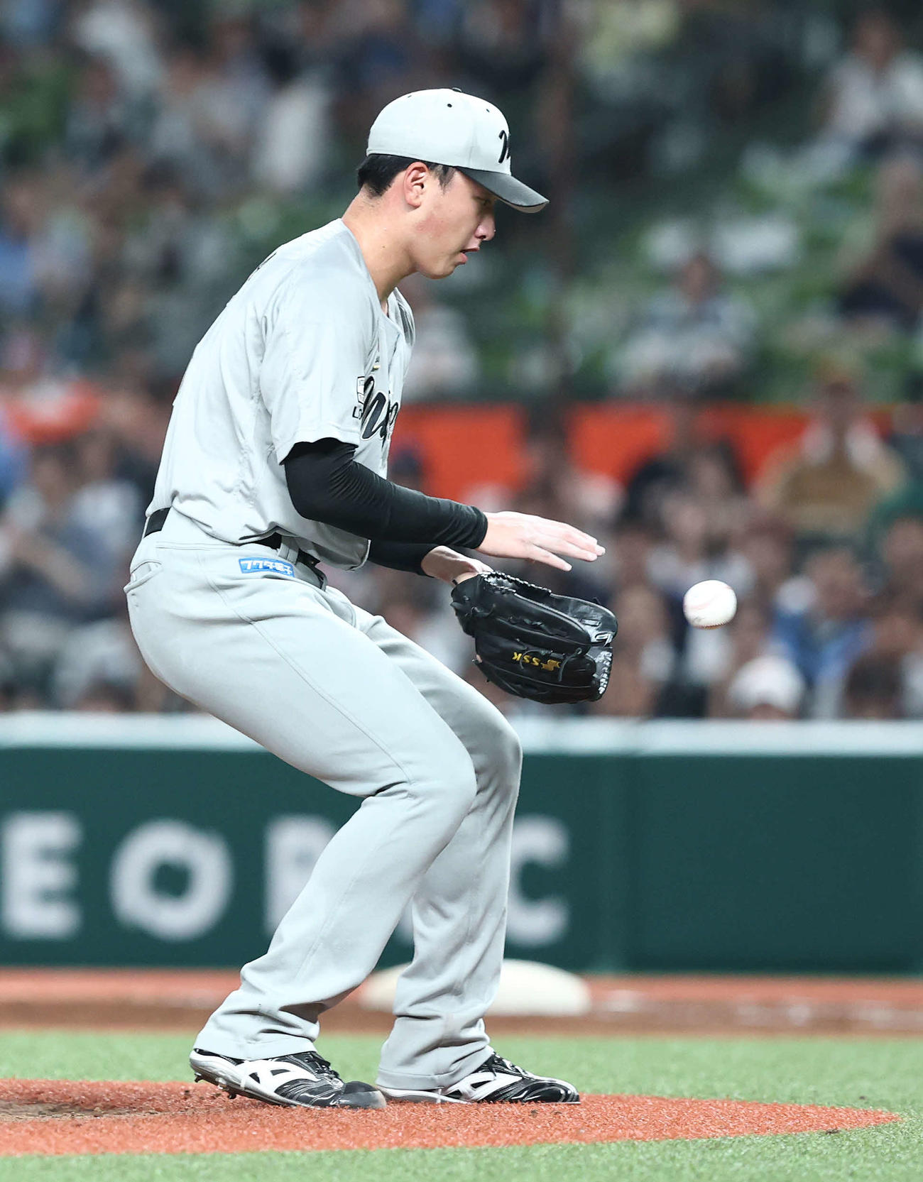 西武対ロッテ　4回裏西武2死、デービスを投ゴロに抑える田中晴（撮影・河田真司）