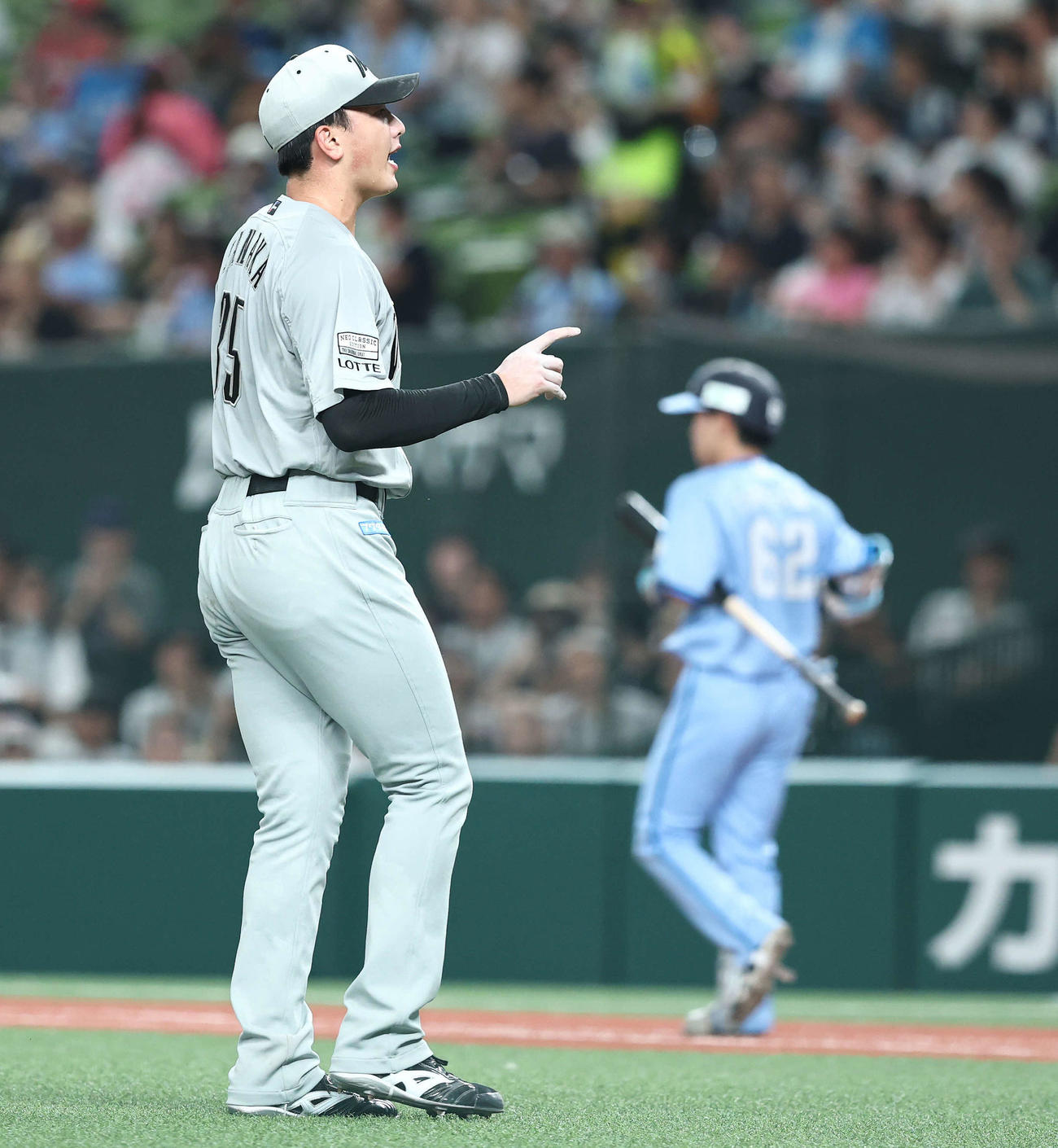 西武対ロッテ　3回裏西武無死、滝沢に四球を与える田中晴（撮影・河田真司）