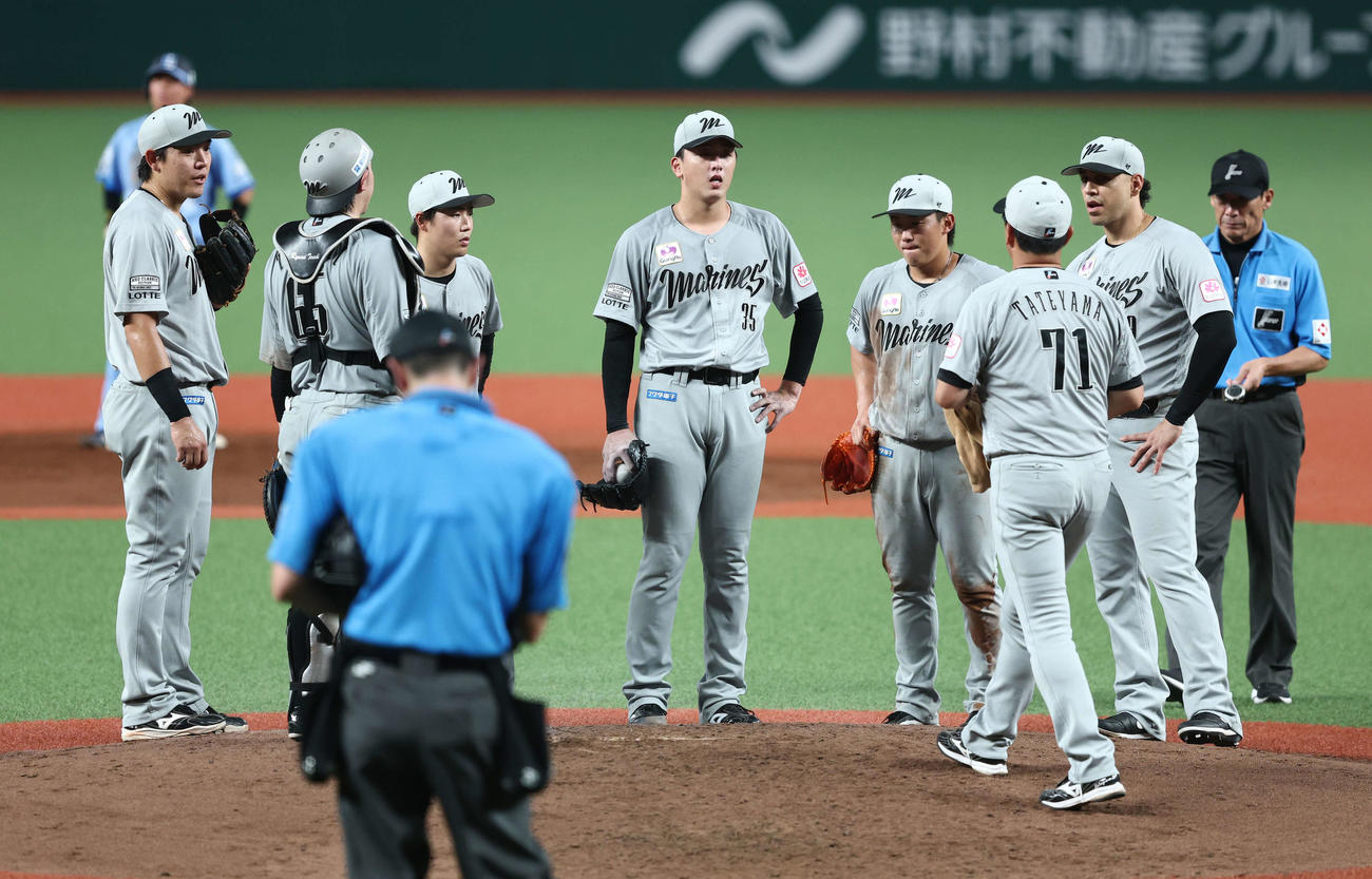西武対ロッテ　5回裏、マウンドに集まる田中晴（中央）らロッテナイン（撮影・河田真司）