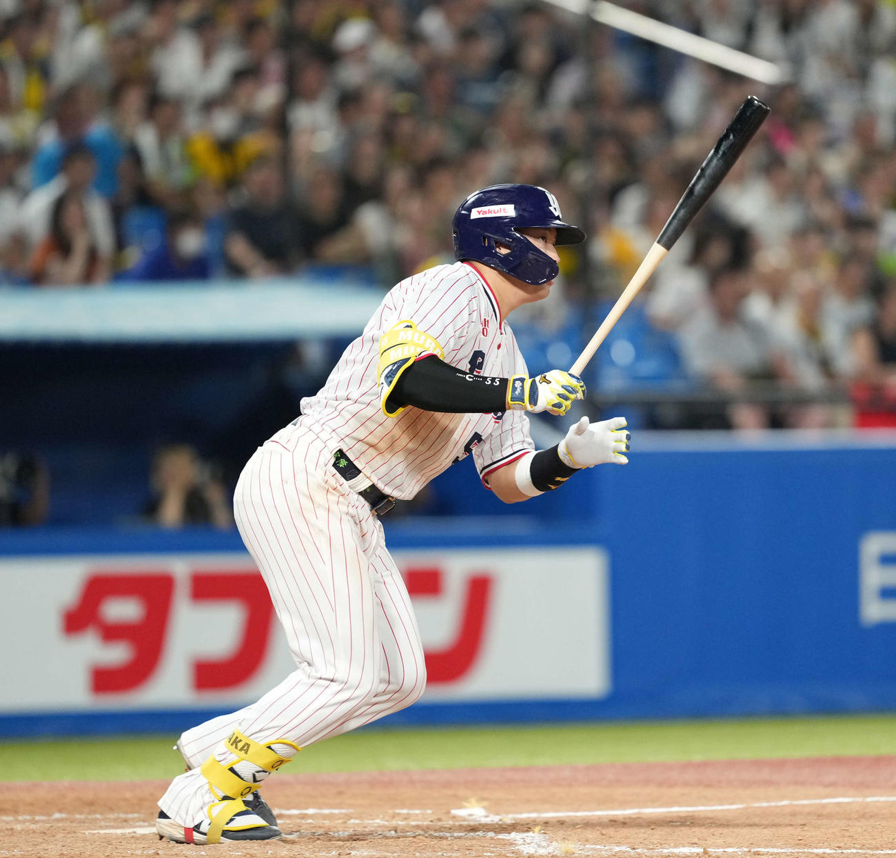 ヤクルト対阪神　4回裏ヤクルト無死一、二塁、右前に適時打を放つ村上（撮影・井上学）