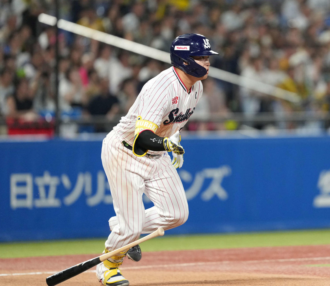 ヤクルト対阪神　4回裏ヤクルト無死一、二塁、右前に適時打を放つ村上（撮影・井上学）