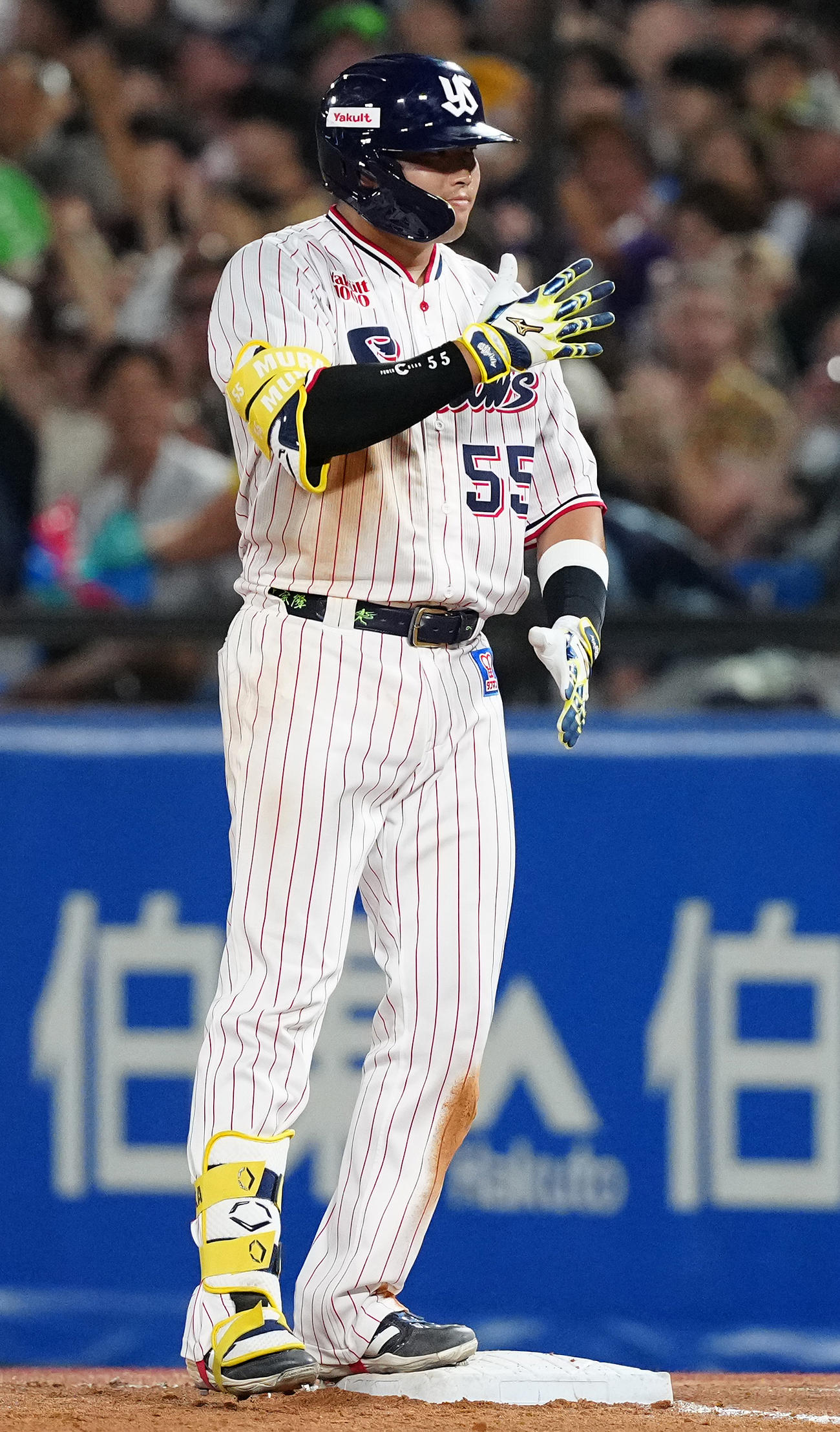 ヤクルト対阪神　4回裏ヤクルト無死一、二塁、先制の右適時打放った村上はポーズを取る（撮影・鈴木みどり）