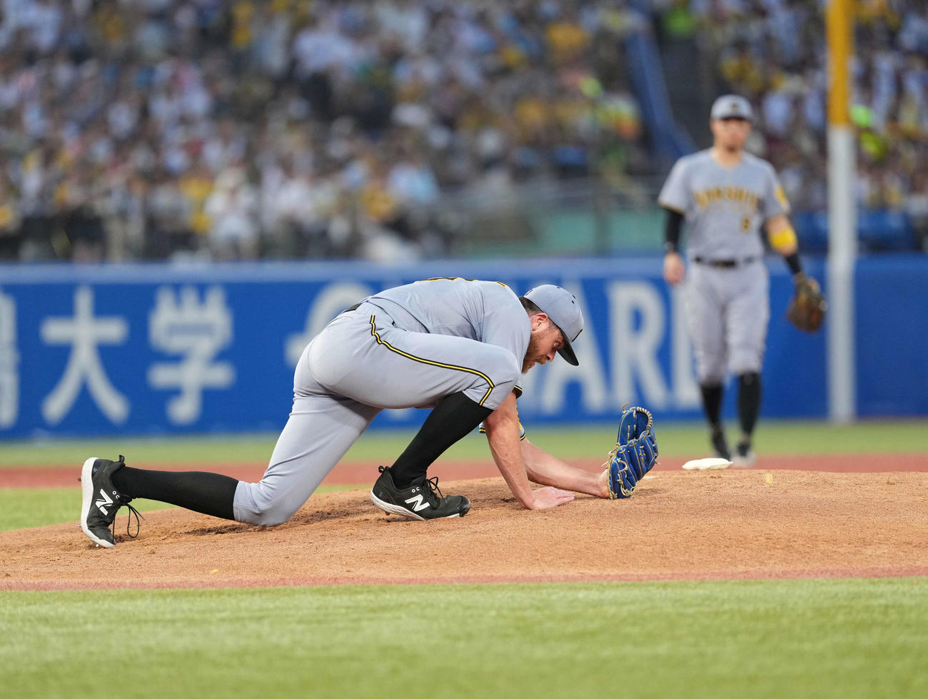 ヤクルト対阪神　2回裏ヤクルト無死、村上に中前打を浴びるビーズリー（撮影・井上学）