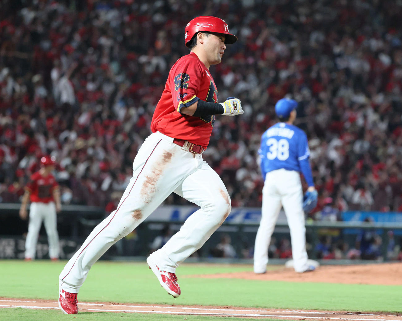 広島対中日　6回裏広島1死、末包は勝ち越しの左越え本塁打を放つ。右は松葉（撮影・加藤孝規）