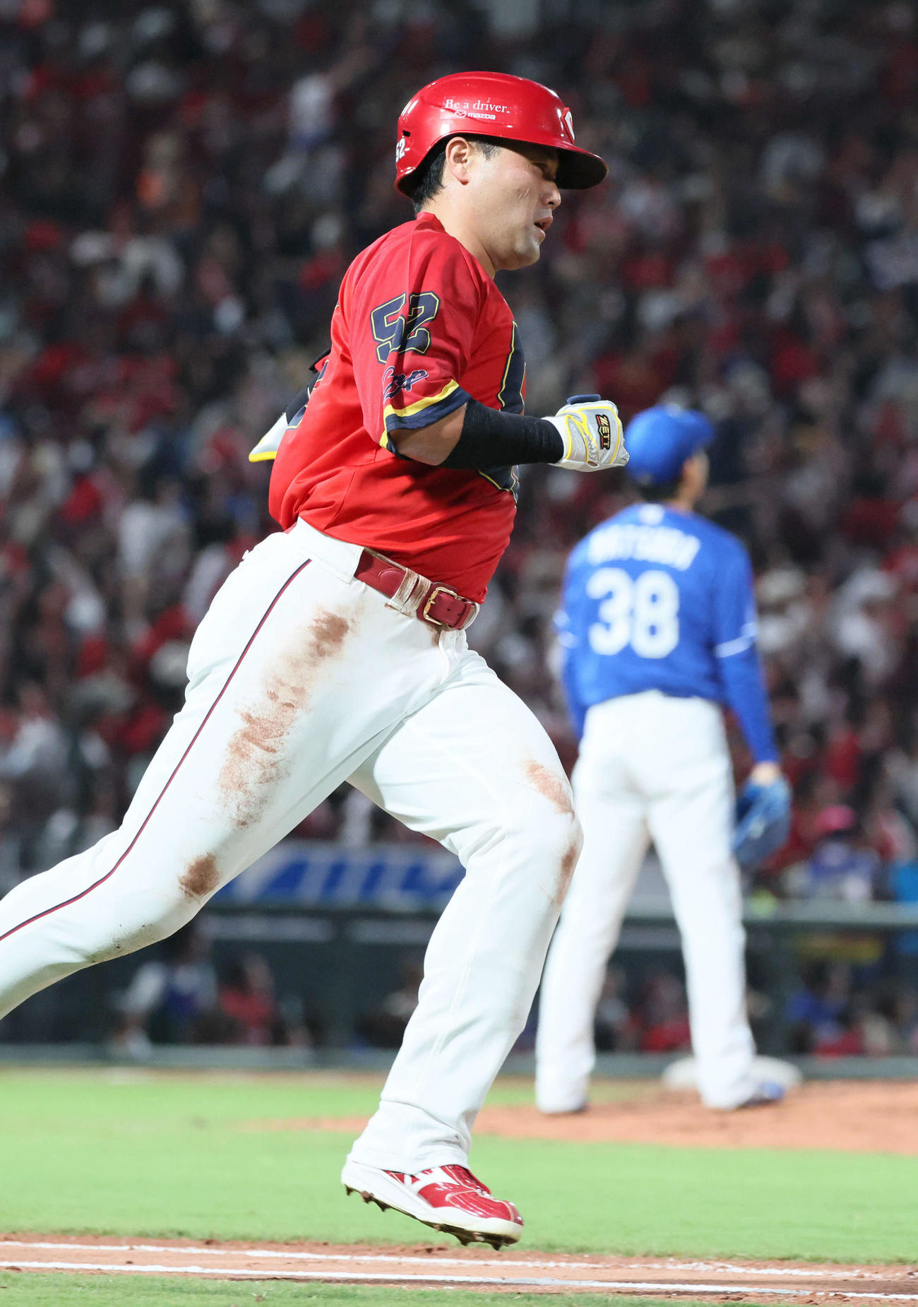 広島対中日　6回裏広島1死、末包は勝ち越しの左越え本塁打を放つ。右は松葉（撮影・加藤孝規）