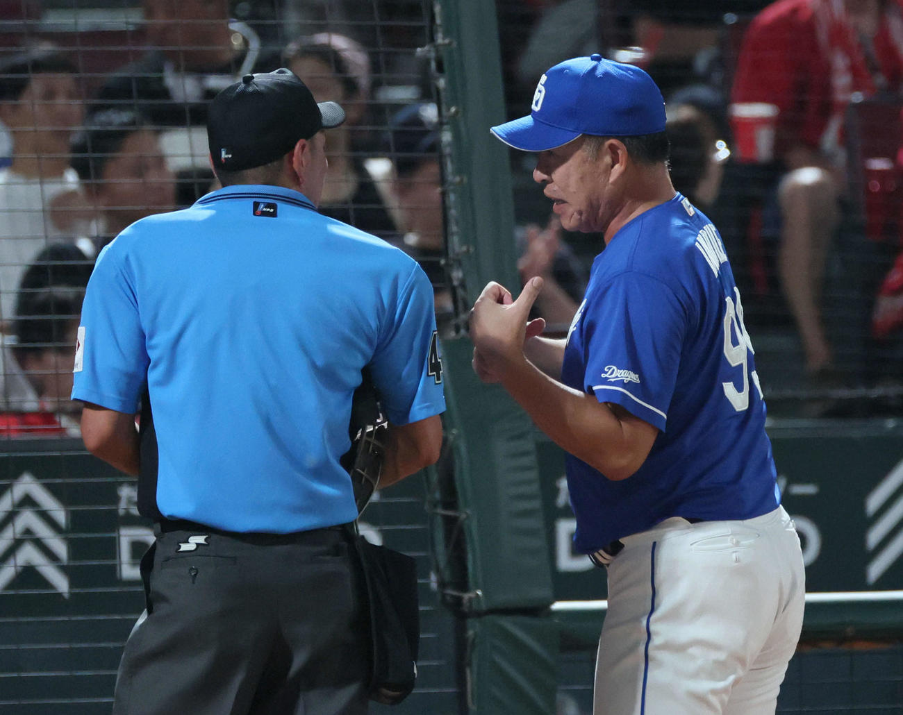 広島対中日　8回表終了後、審判と話し合う井上監督（右）（撮影・加藤孝規）