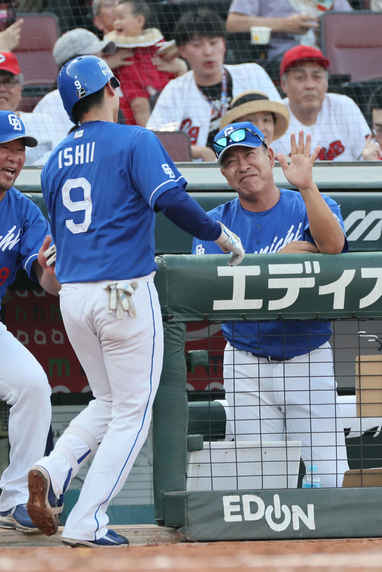 広島対中日　3回表中日無死、左越え同点本塁打を放った石伊を迎える井上監督（右）（撮影・加藤孝規）