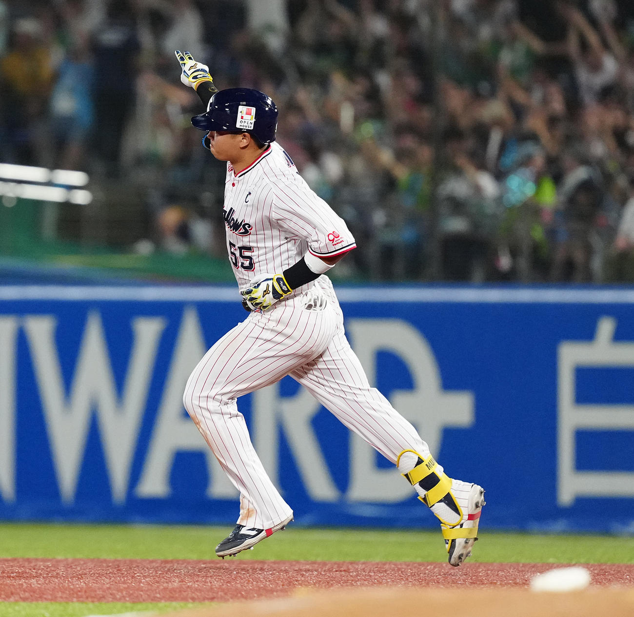 ヤクルト対阪神　5回裏ヤクルト2死一塁、中越え2点本塁打を放ち、指を突き上げる村上（撮影・鈴木みどり）