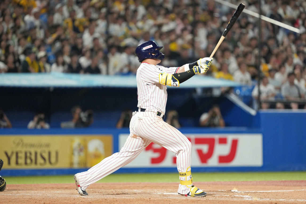 ヤクルト対阪神　5回裏ヤクルト2死一塁、本塁打を放つ村上（撮影・井上学）