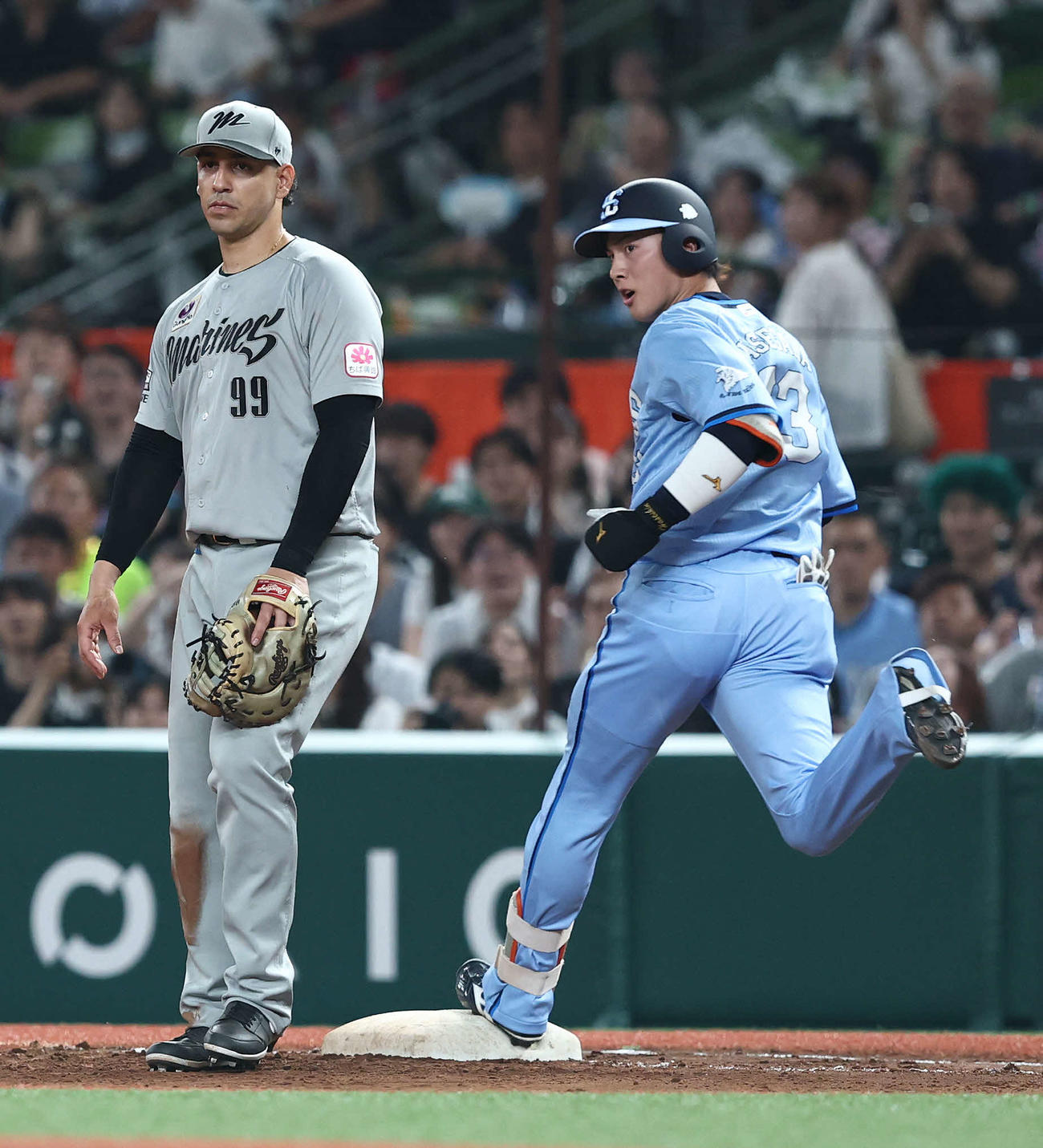 西武対ロッテ　8回裏西武2死、三塁内野安打を放ち出塁する長谷川（撮影・河田真司）