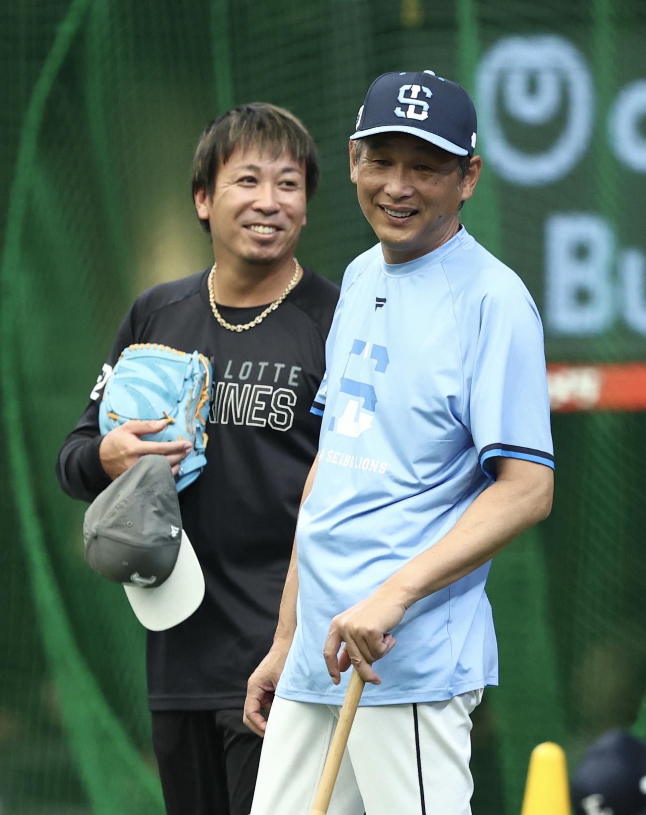 西武対ロッテ　試合前、言葉を交わすロッテ益田（左）と西武西口監督（撮影・河田真司）