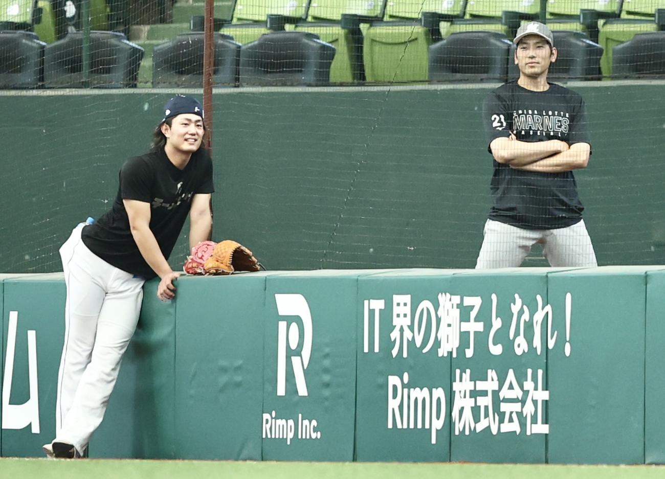 西武対ロッテ　試合前、言葉を交わす西武今井（左）とロッテ石川柊（撮影・河田真司）