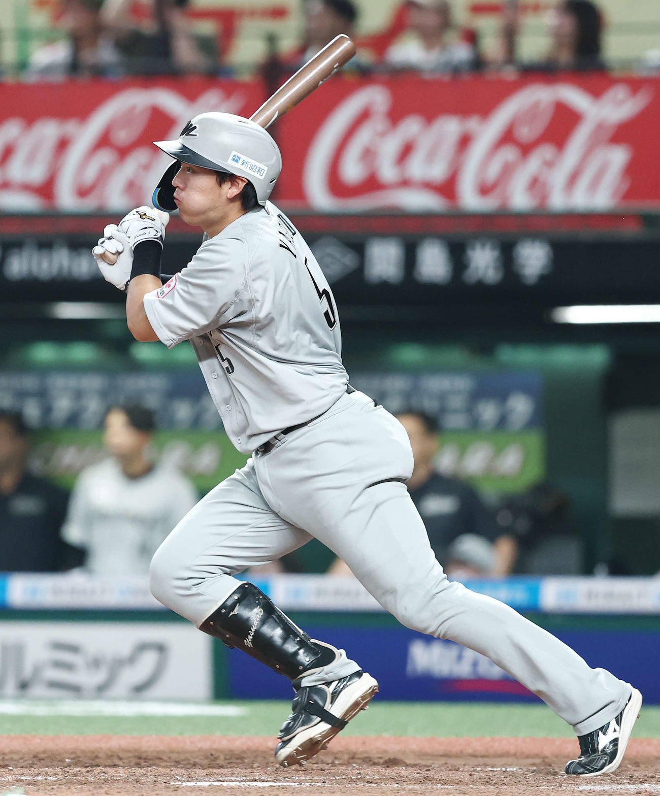 西武対ロッテ　9回表ロッテ2死一、二塁、中前適時打を放つ安田（撮影・河田真司）