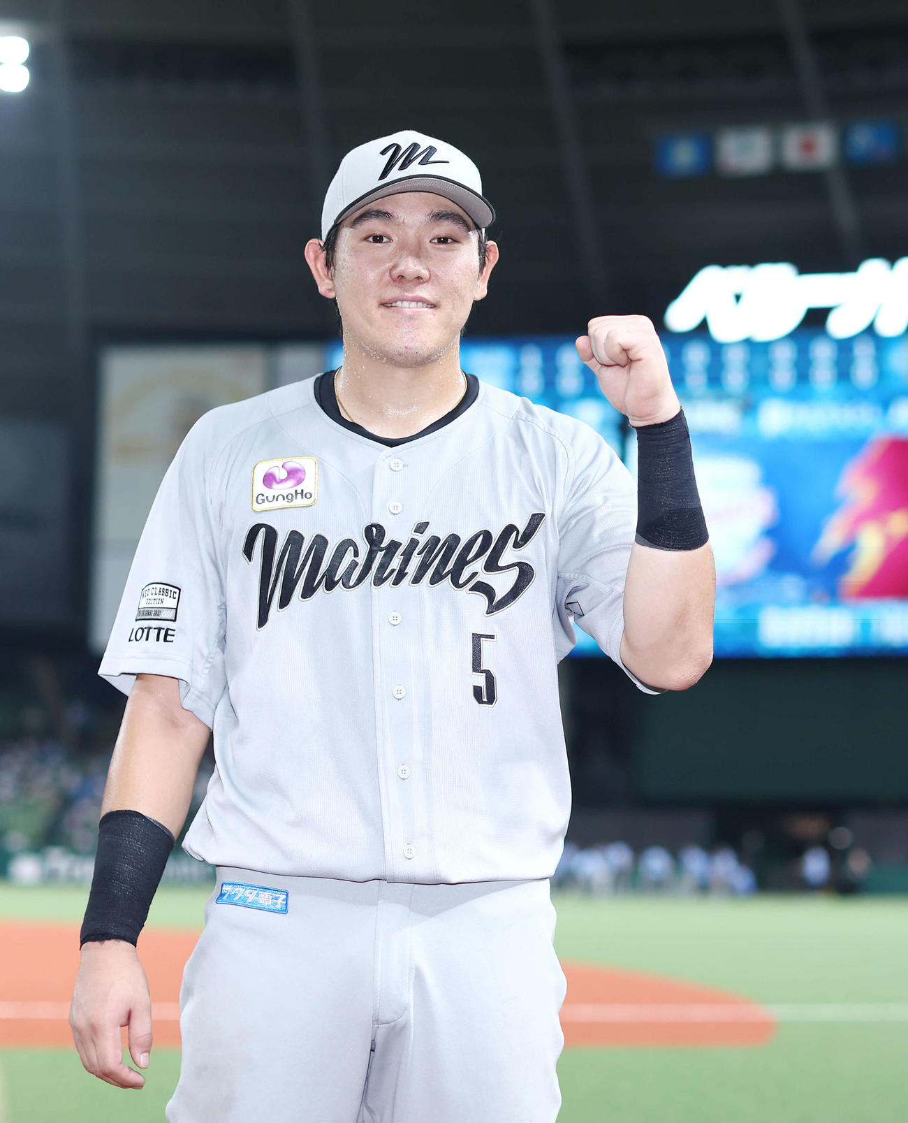 西武対ロッテ　西武に勝利し、笑顔でガッツポーズするロッテ安田（撮影・河田真司）