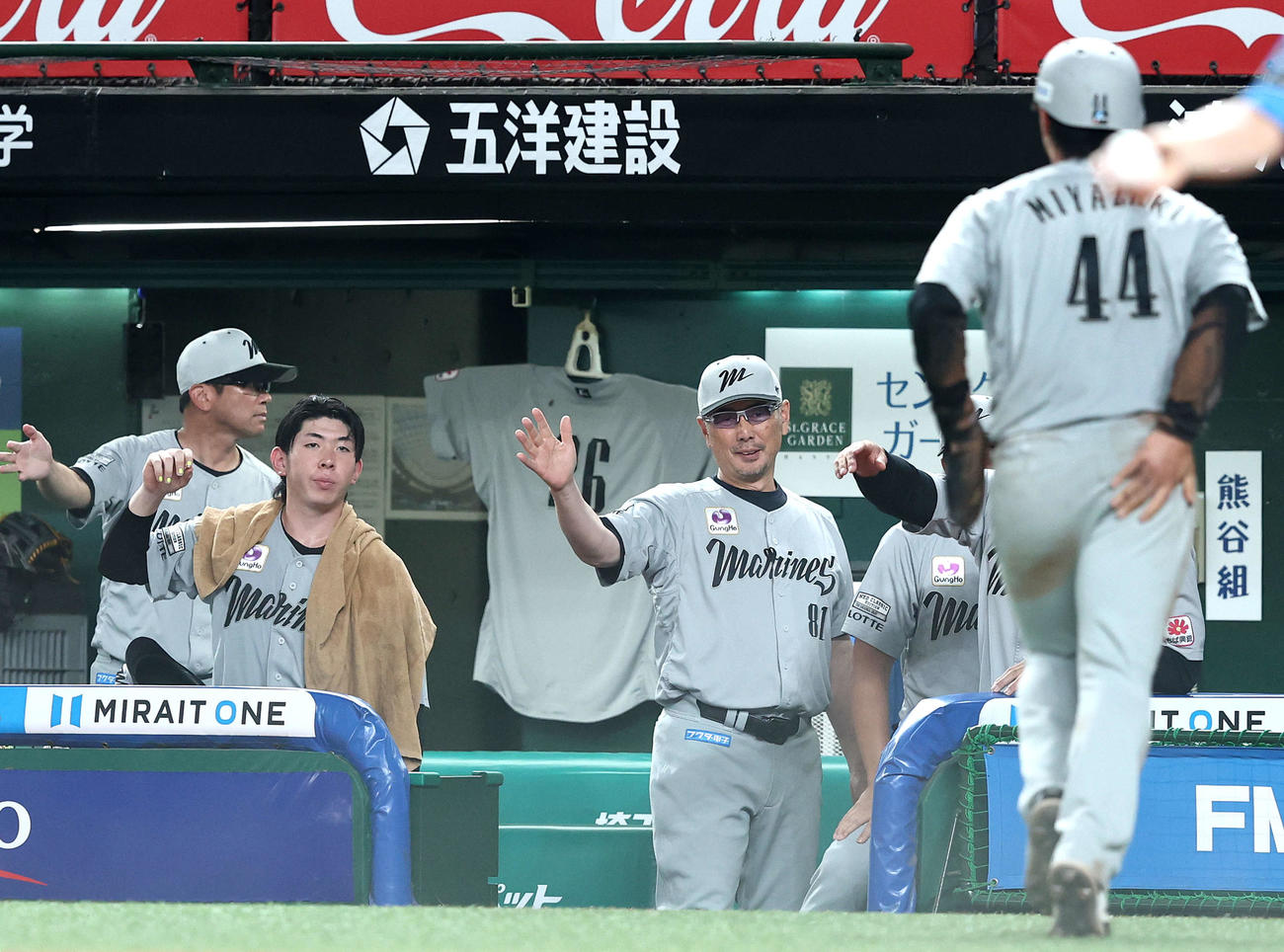 西武対ロッテ　9回表ロッテ2死一、二塁、安田の中前適時打で生還する宮崎竜成を迎える吉井監督（撮影・河田真司）