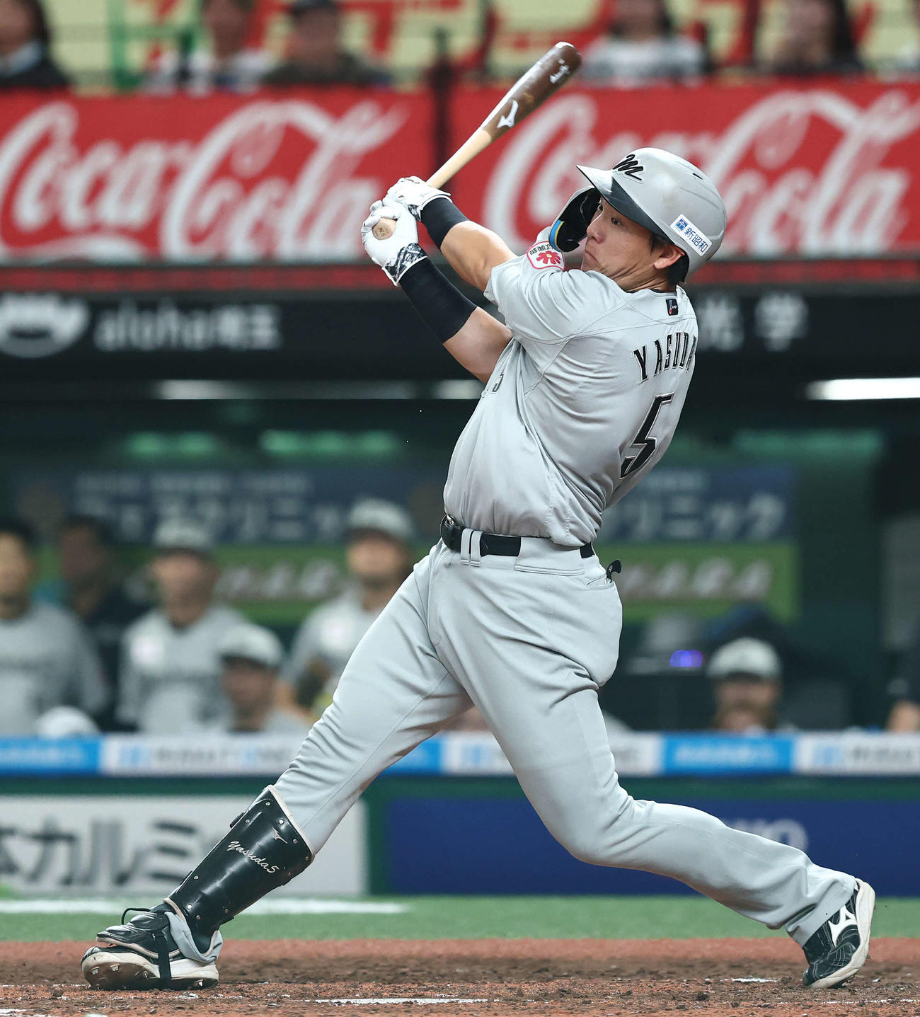 西武対ロッテ　3回表ロッテ2死一塁、左前打を放つ安田（撮影・河田真司）