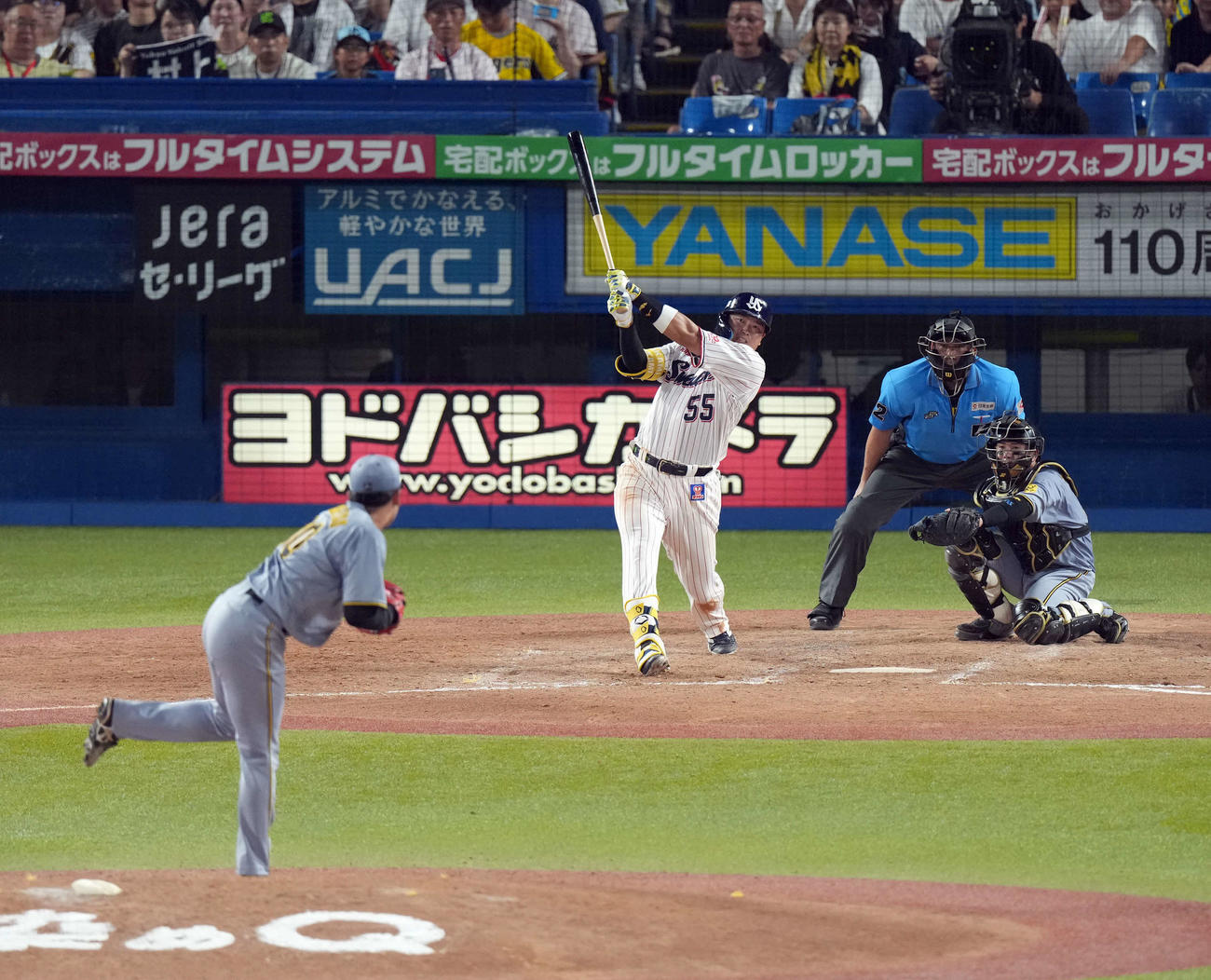 ヤクルト対阪神　5回裏ヤクルト2死一塁、中越えに2点本塁打を放つ村上。投手門別（撮影・たえ見朱実）