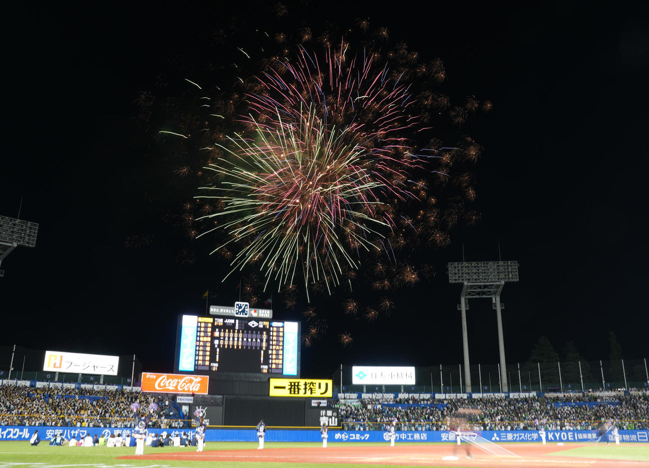ヤクルト対阪神　打ち上がる花火（撮影・鈴木みどり）