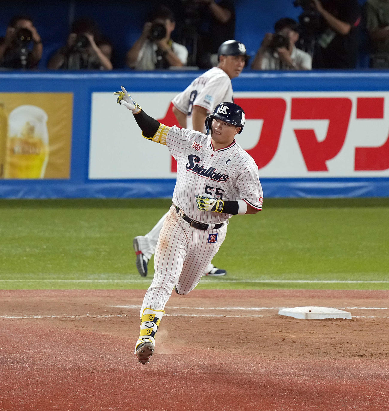 ヤクルト対阪神　5回裏ヤクルト2死一塁、中越えに2点本塁打を放ちポーズを決める村上（撮影・たえ見朱実）