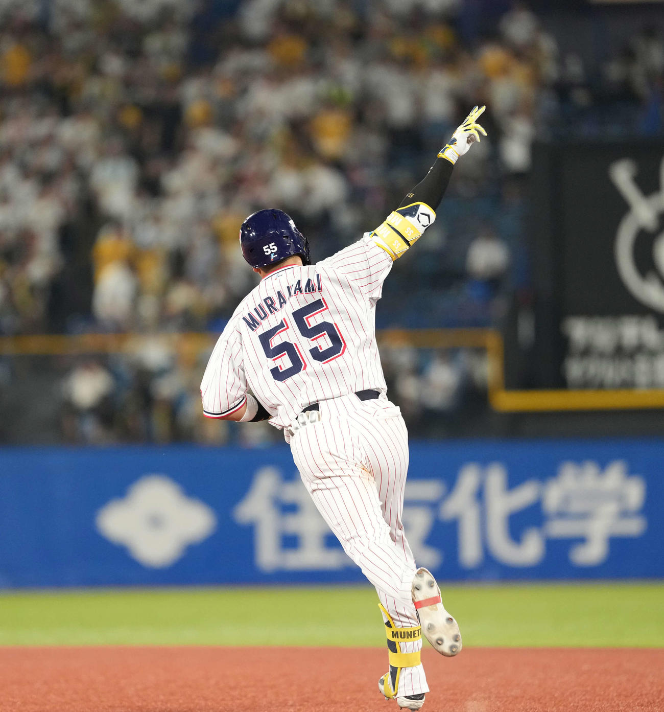 ヤクルト対阪神　5回裏ヤクルト2死一塁、本塁打を放つ村上（撮影・井上学）