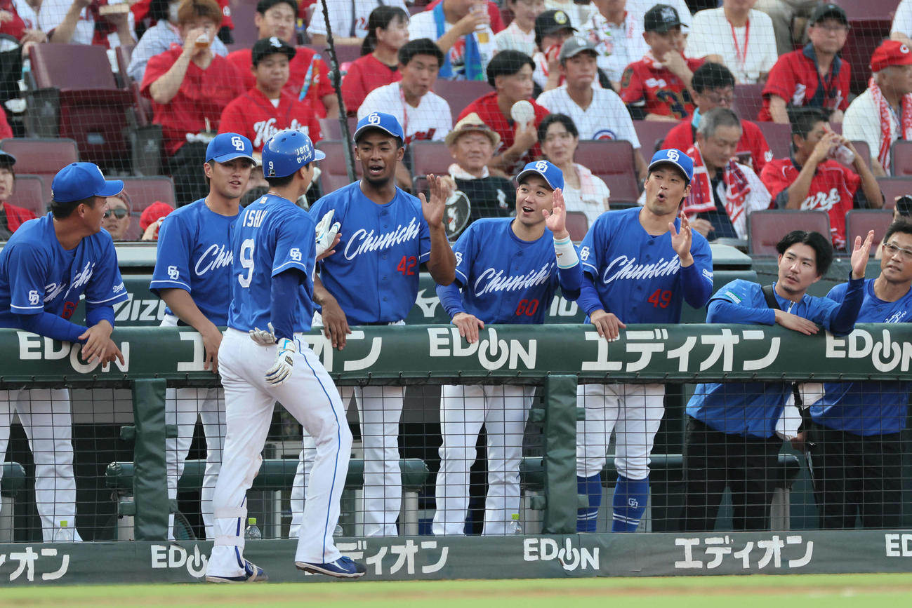 広島対中日　3回表中日無死、左越え同点本塁打を放った石伊を迎えるチームメート（撮影・加藤孝規）