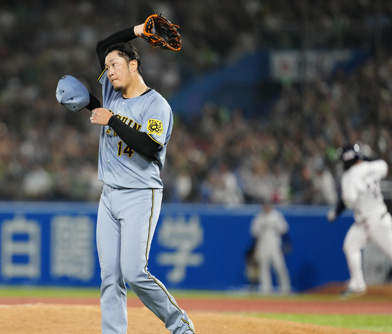 ヤクルト対阪神　8回裏ヤクルト無死二、三塁、北村恵に左中間への3点本塁打を浴び、汗をぬぐう岩貞（撮影・鈴木みどり）