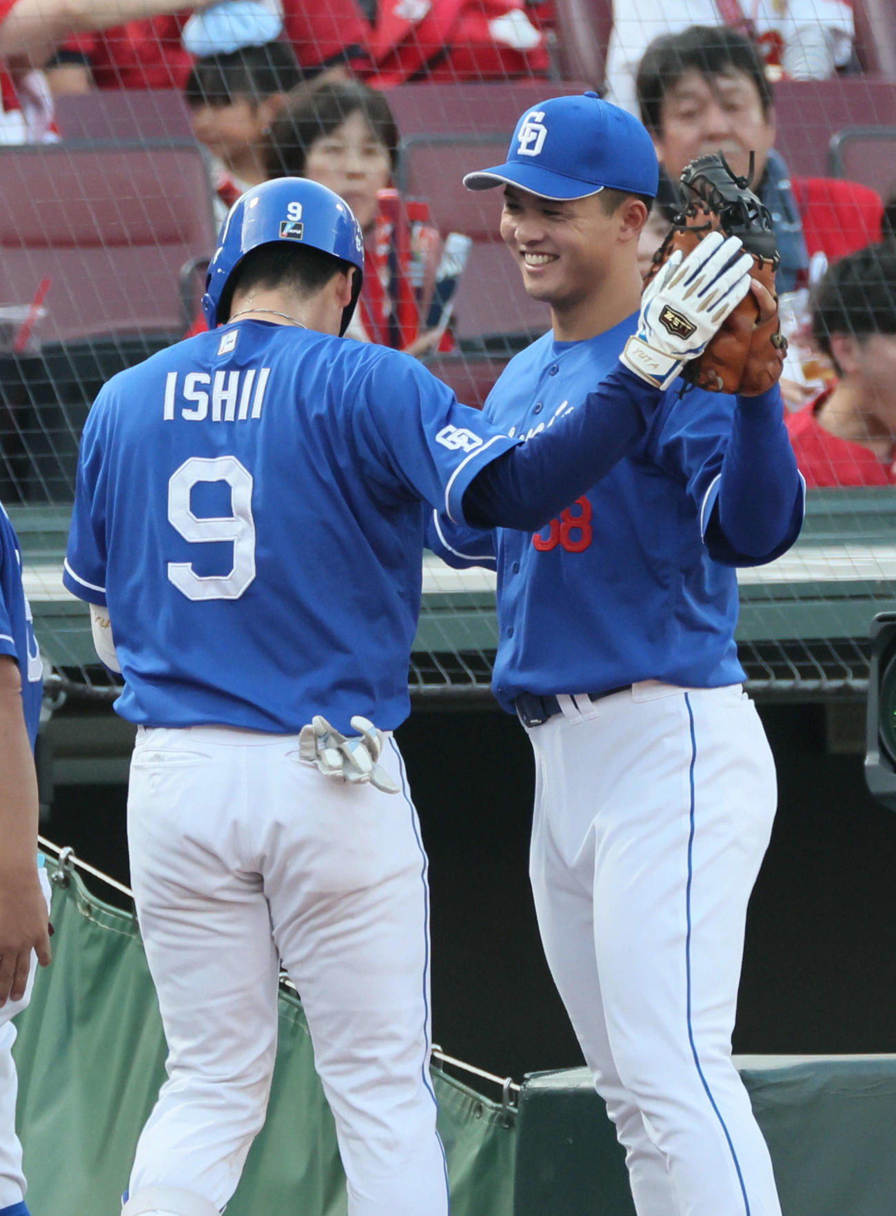 広島対中日　3回表中日無死、左越え同点本塁打を放った石伊を迎える先発の松葉（右）（撮影・加藤孝規）