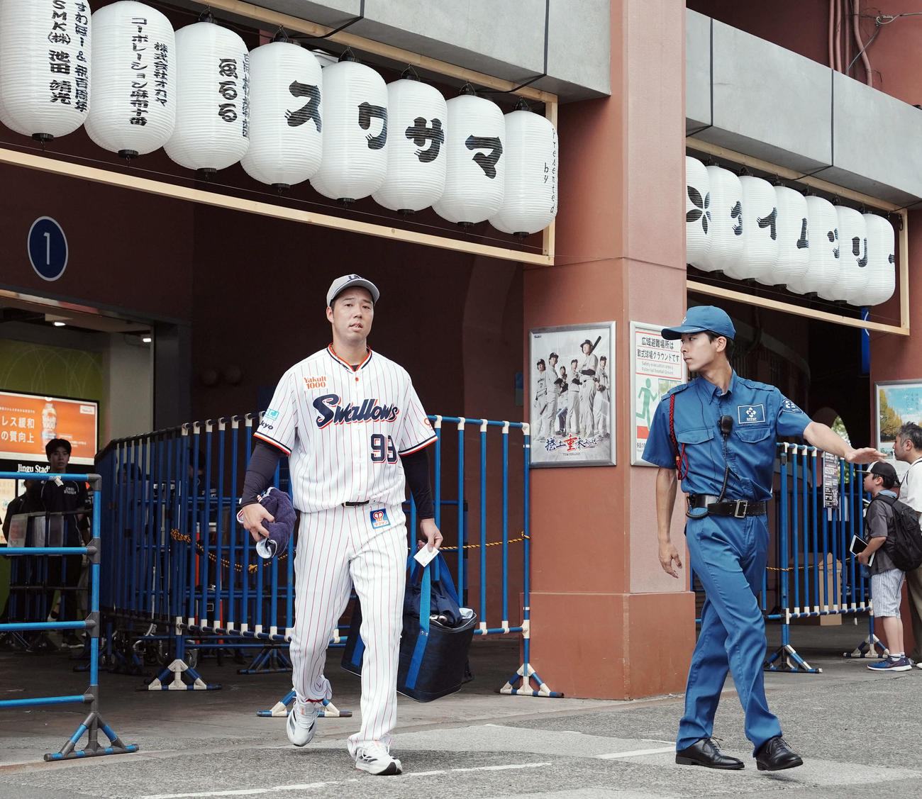 ヤクルト対阪神　ブルペンでの投球練習を終えクラブハウスに戻るヤクルト青柳（撮影・たえ見朱実）