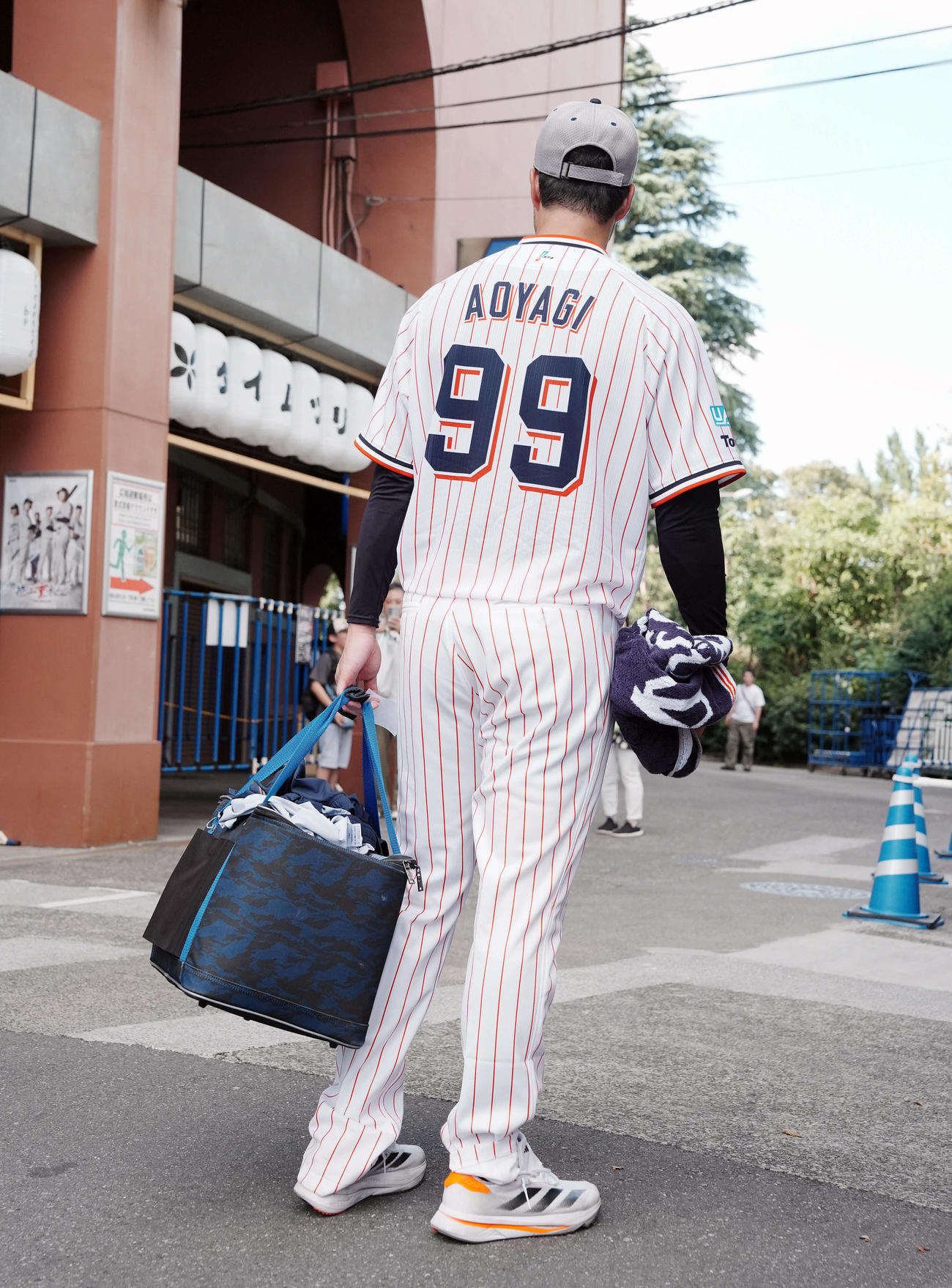 ヤクルト対阪神　ブルペンでの投球練習を終えクラブハウスに戻るヤクルト青柳（撮影・たえ見朱実）