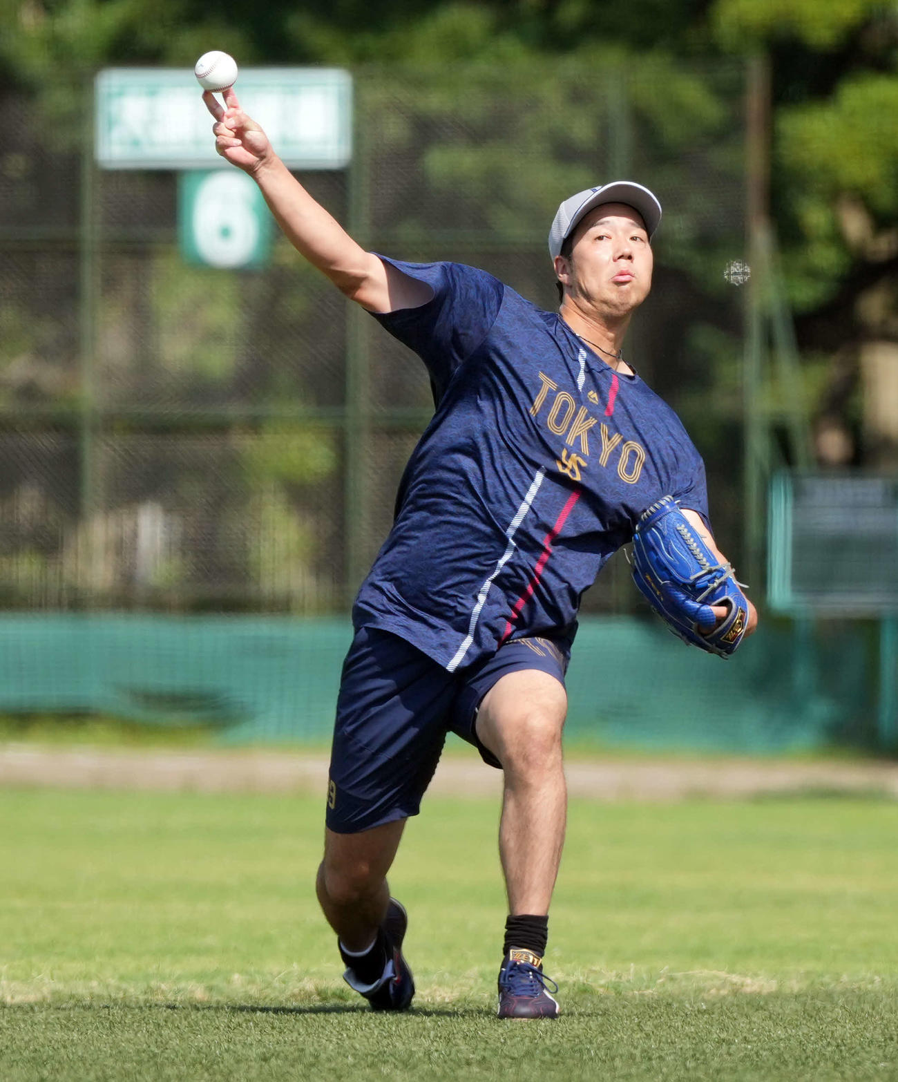 ヤクルト対阪神　キャッチボールをするヤクルト青柳（撮影・たえ見朱実）